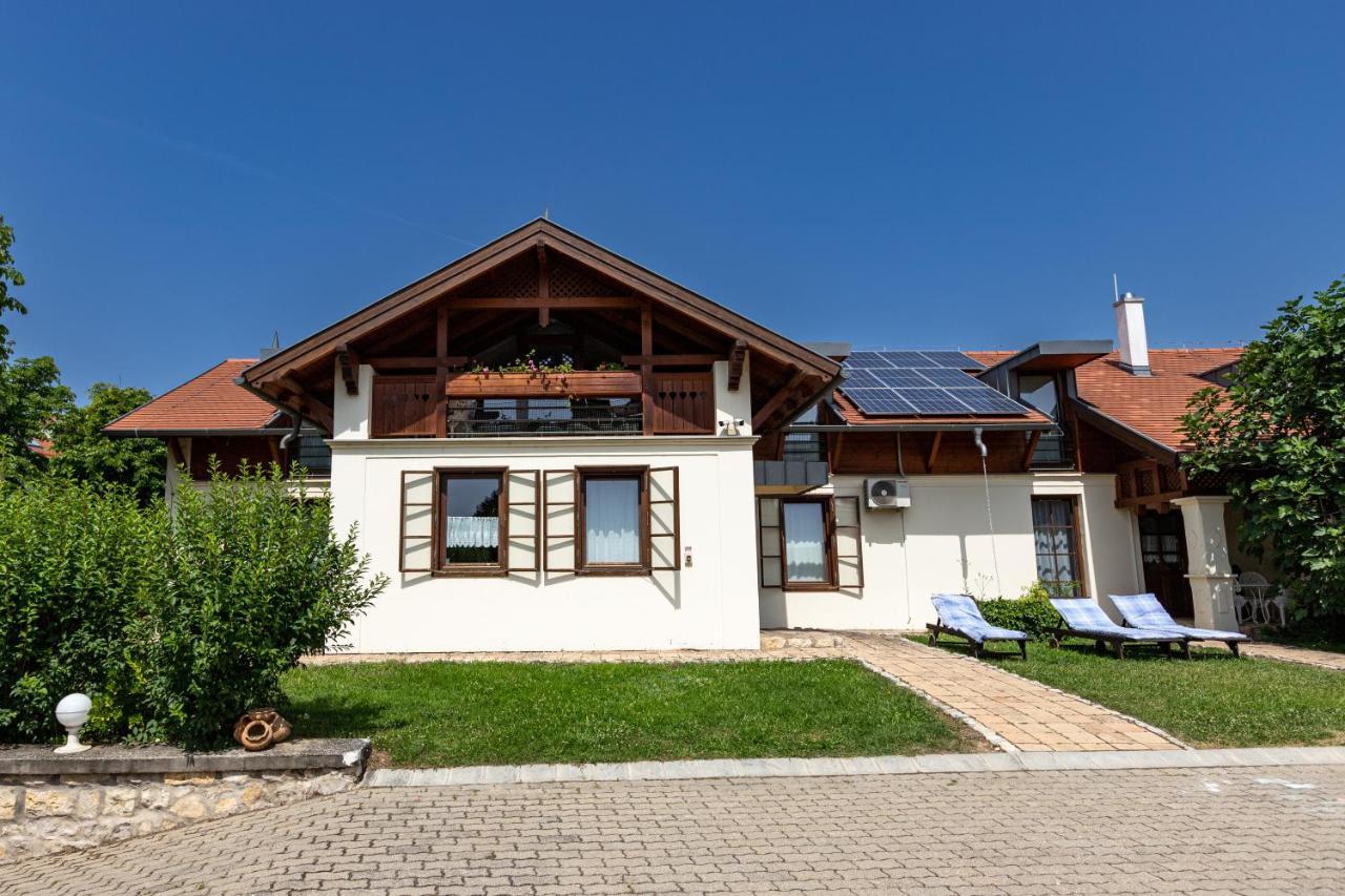 Berkenye Vendeghaz Hotel Balatonfured Ngoại thất bức ảnh
